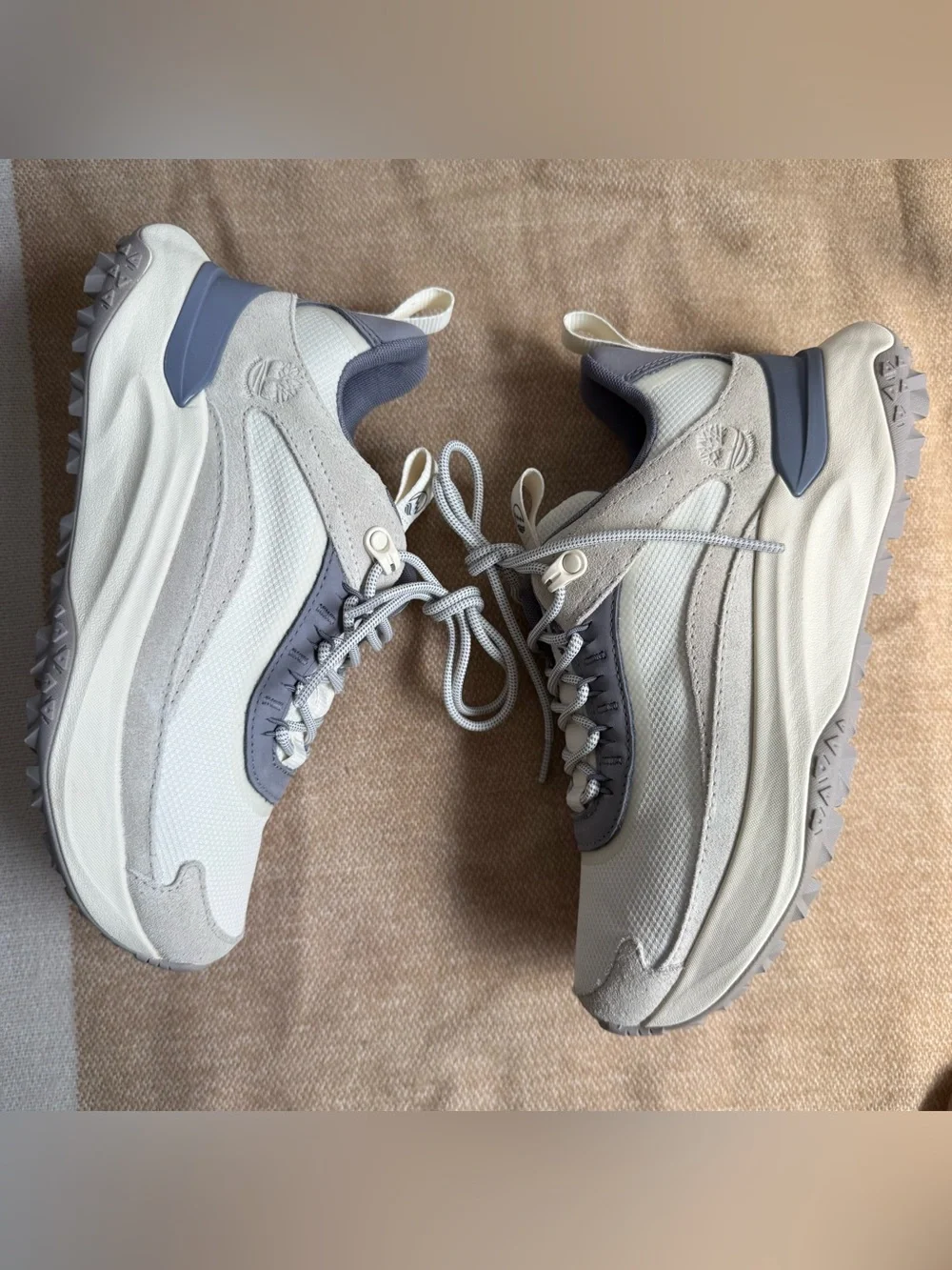 Timberland Women’s waterproof Ivory & Gray Low-Top Sneaker size 7